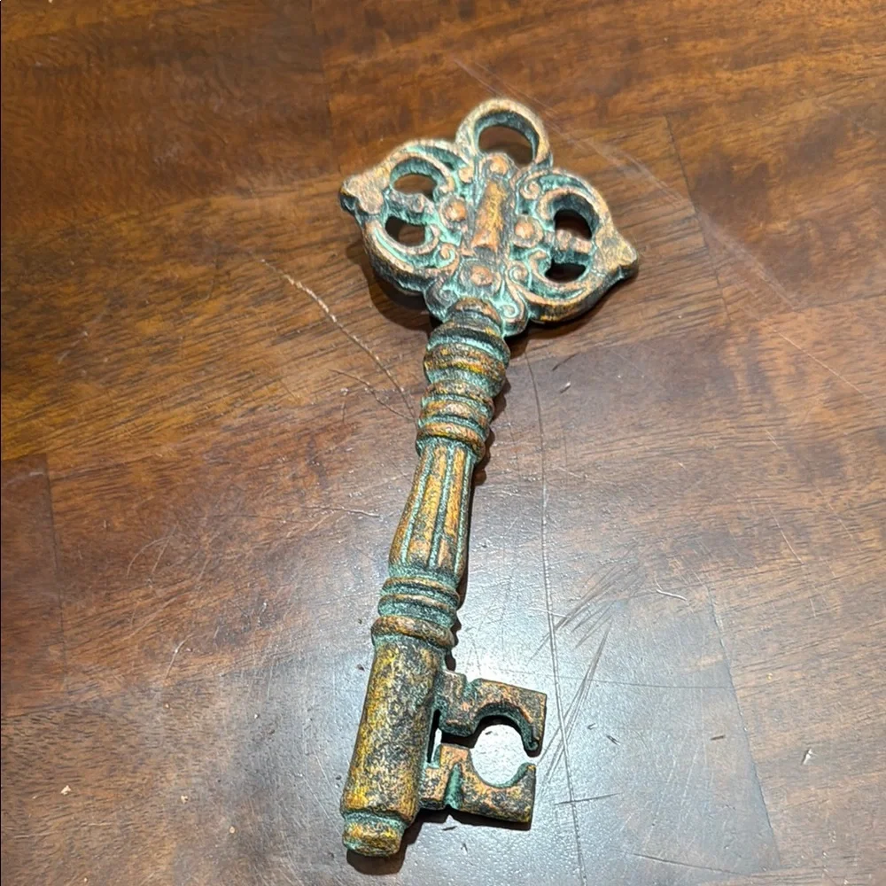 Vintage-Style Rustic Key Wall Decor 💚